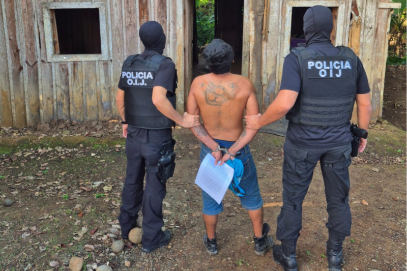 Sospechoso detenido en allanamiento por el OIJ.