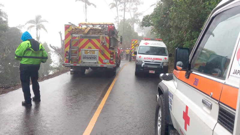 Equipo especializado de la Cruz Roja y Bomberos llegó al sitio para extraer del precipicio a los ocupantes del vehículo.