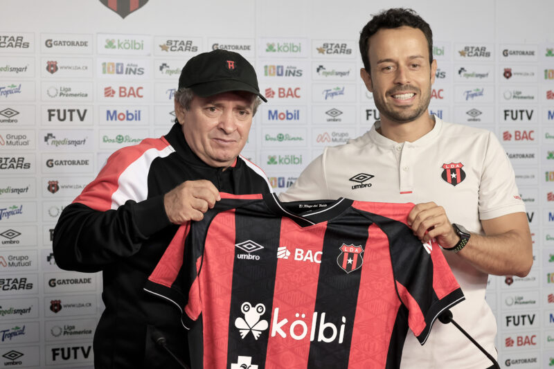 Óscar Ramírez firmó contrato hasta junio del 2026.