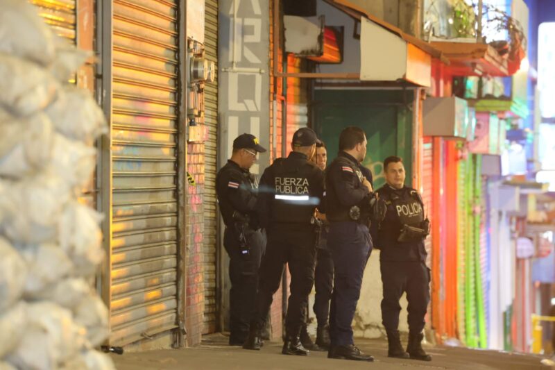La policía custodió la escena para el levantamiento del cuerpo. Foto: Randall Sandoval.
