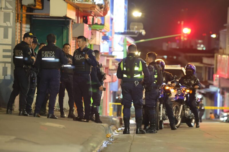 La policía custodió la escena para el levantamiento del cuerpo. Foto: Randall Sandoval.