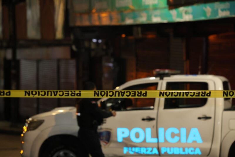 La policía custodió la escena para el levantamiento del cuerpo. Foto: Randall Sandoval.