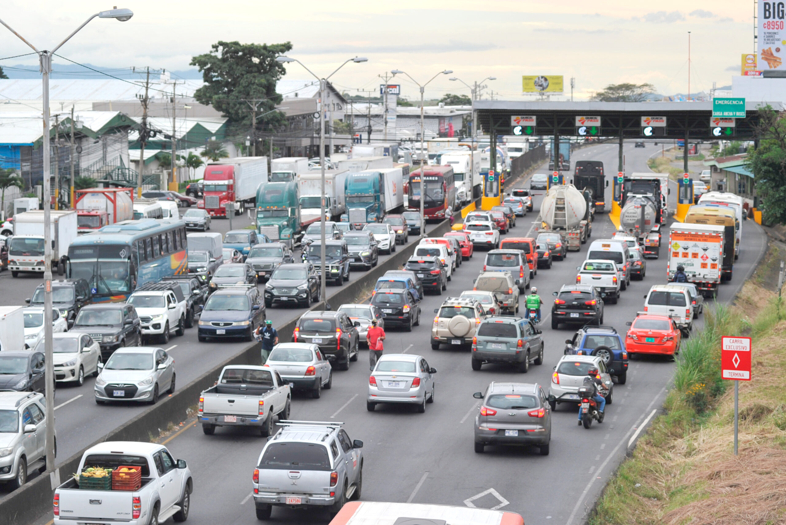 Chaves ordena retirar casetas de peajes en la ruta San José – San Ramón