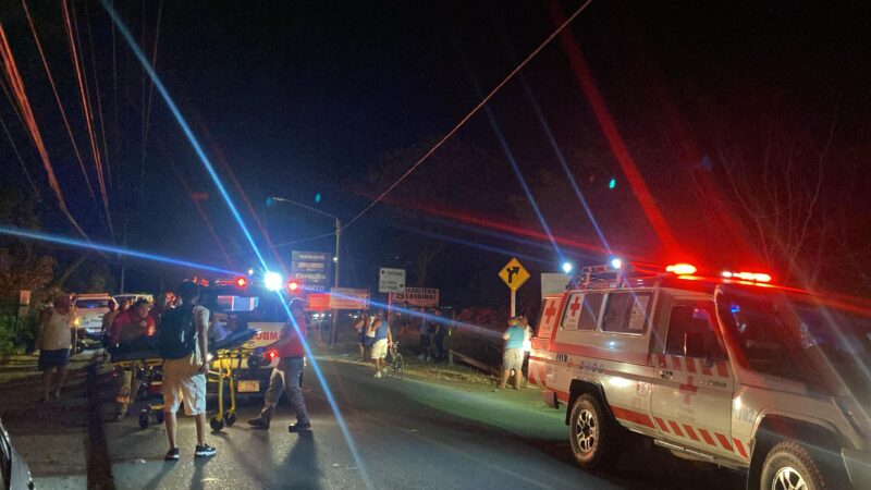 Fotos y video: Aparatoso choque deja dos personas críticas y tres urgentes