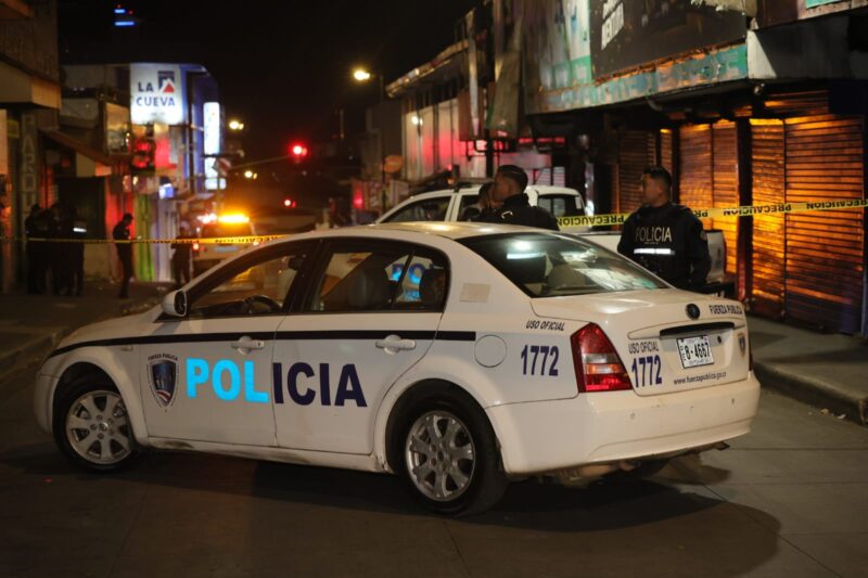 La policía custodió la escena para el levantamiento del cuerpo. Foto: Randall Sandoval.