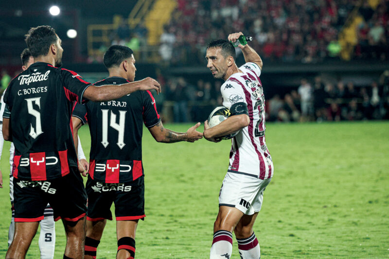 Mariano con la botella.