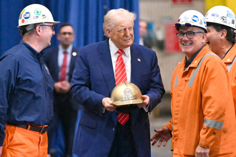 El presidente Trump durante una visita a la empresa US Steel.
