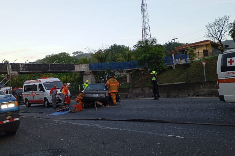 Choque entre vehículo y tráiler en Ruta 27. 