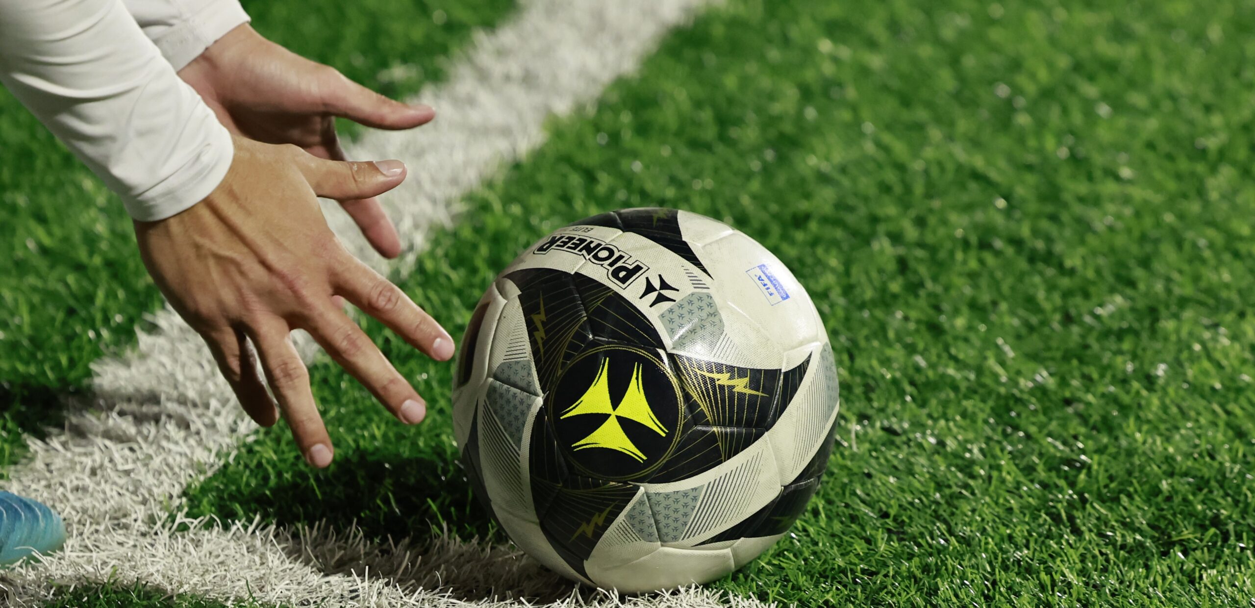 Muere futbolista ghanés tras ataque armado contra bus de su equipo