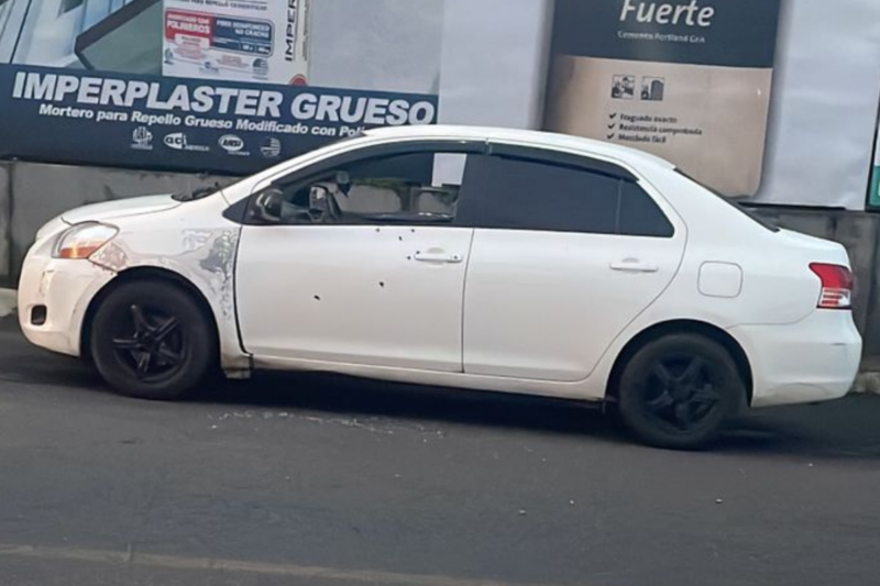 Una persona falleció dentro del vehículo.