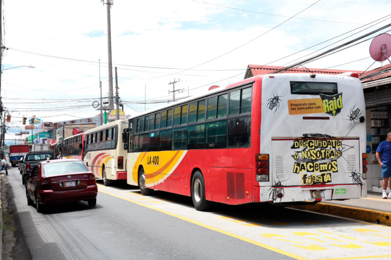 Los buses tienen su carril exclusivo, no obstante, crean presas en la zona.