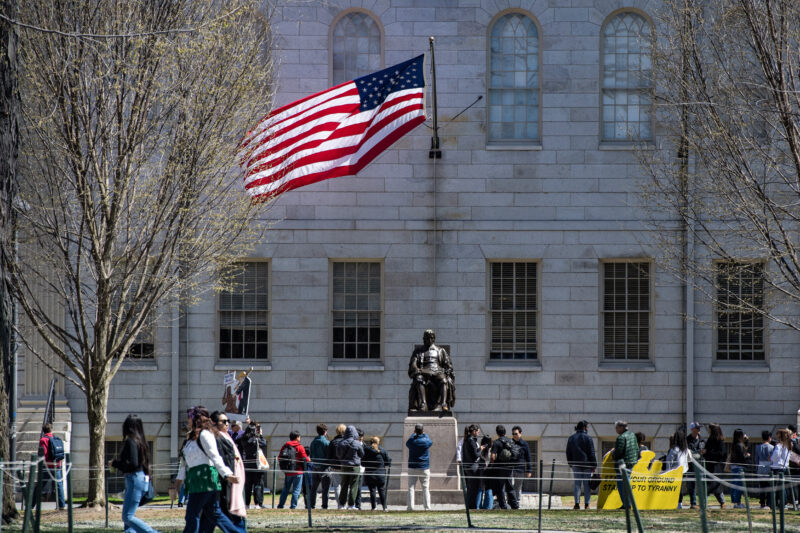 Harvard demanda a Trump por veto a estudiantes extranjeros