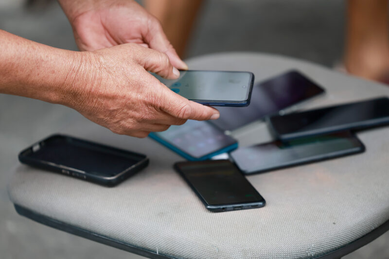 Los delincuentes buscan el teléfono y el “chip” del celular.