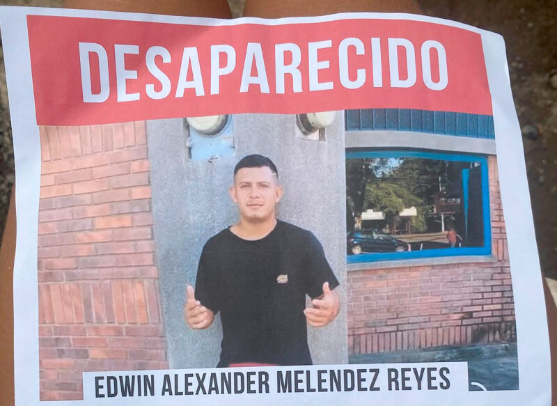 Familiares distribuyeron afiches.