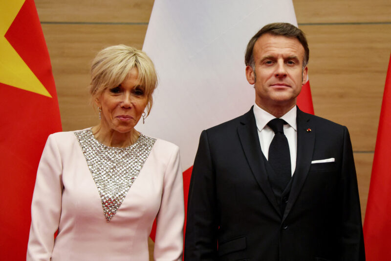 Emmanuel Macron posa con su esposa Brigitte Macron. Foto: AFP.