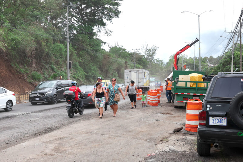 Los vecinos de la comunidad que transitan por la zona temen a un accidente.