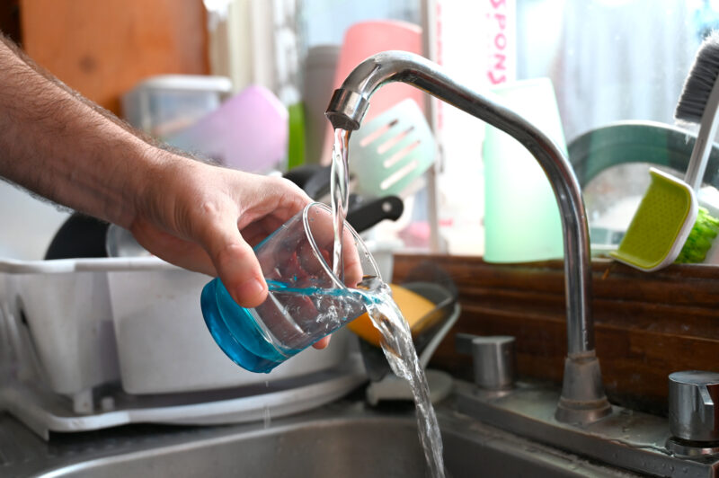 Usuarios denuncian aumentos en el precio del agua desde hace varios meses.