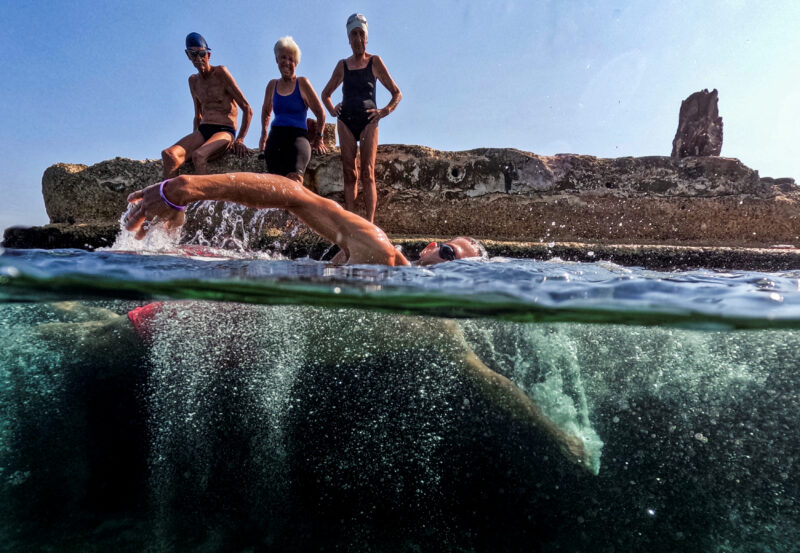 "Juventud acumulada": es el nombre de su club de natación. Foto: AFP.