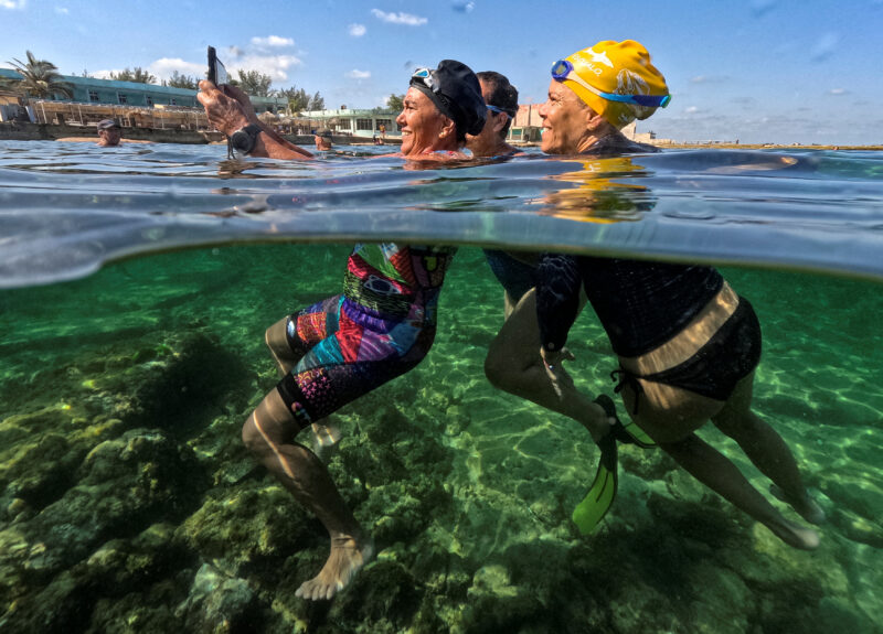 "Juventud acumulada": es el nombre de su club de natación. Foto: AFP.