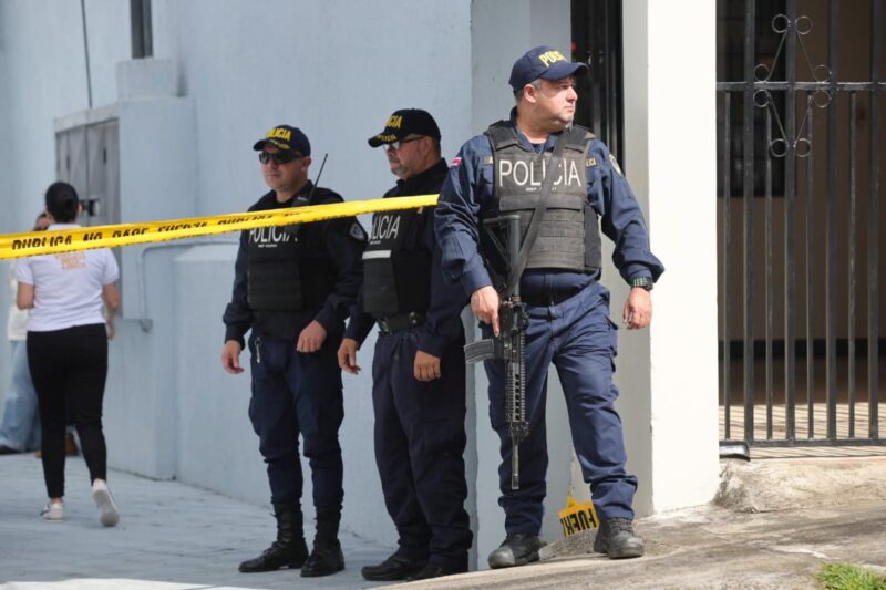 Autoridades atienden caso en Moravia. Foto: Randall Sandoval.