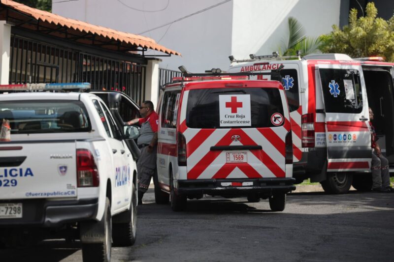 Autoridades atienden caso en Moravia. Foto: Randall Sandoval.