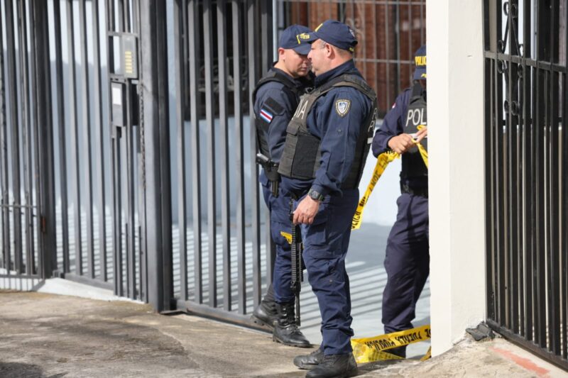 Autoridades atienden caso en Moravia. Foto: Randall Sandoval.