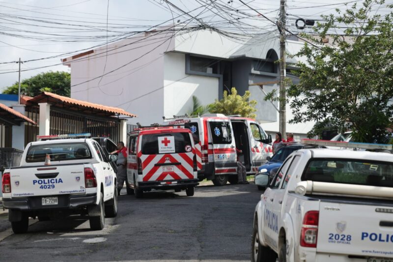 Autoridades atienden caso en Moravia. Foto: Randall Sandoval.