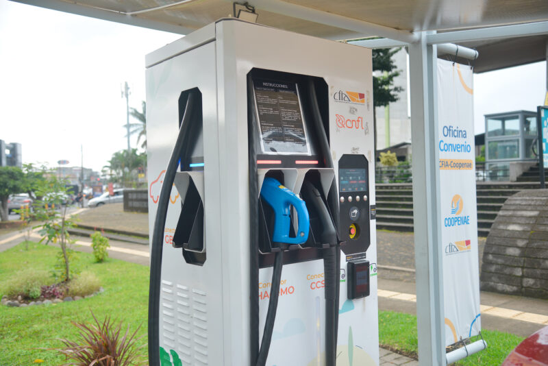 La falta de cargadores eléctricos es una de las deficiencias señaladas.