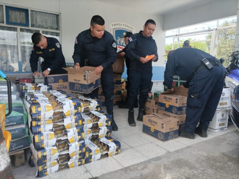 Decomiso de licor en Cartago. Foto: MSP.