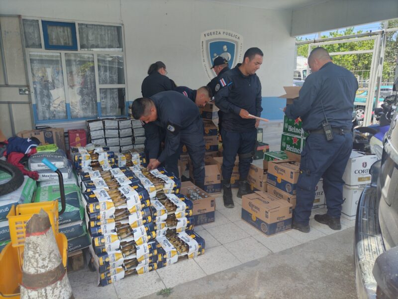 Decomiso de licor en Cartago. Foto: MSP.