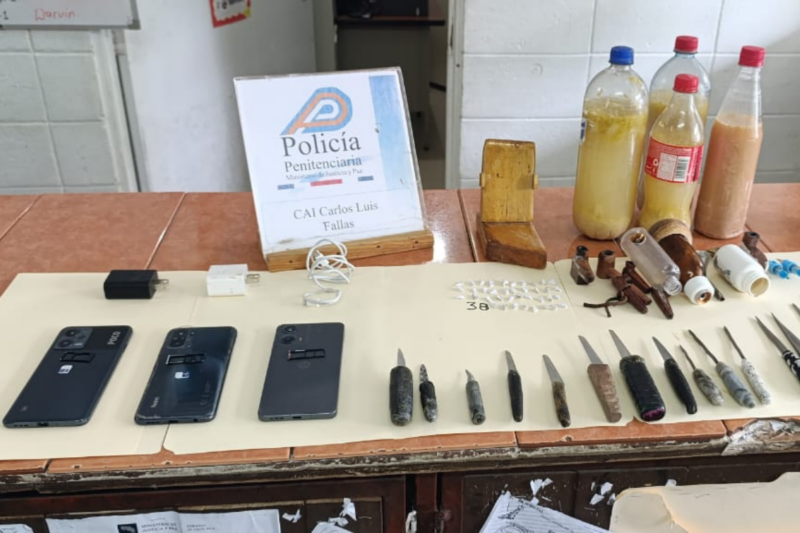 Policía Penitenciaria encuentra celulares ocultos bajo el piso en cárcel Pococí. Foto: cortesía.