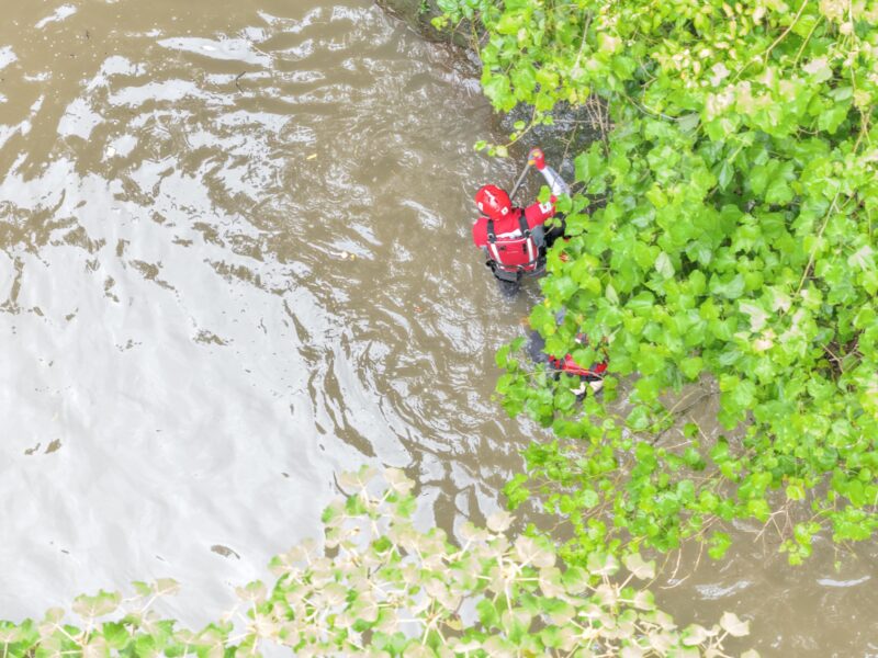 Buscan desaparecido en Heredia. Foto: Cruz Roja.