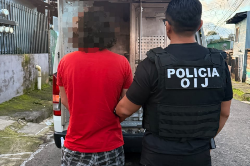 Sospechoso detenido en Barrio Cuba. Foto: OIJ.