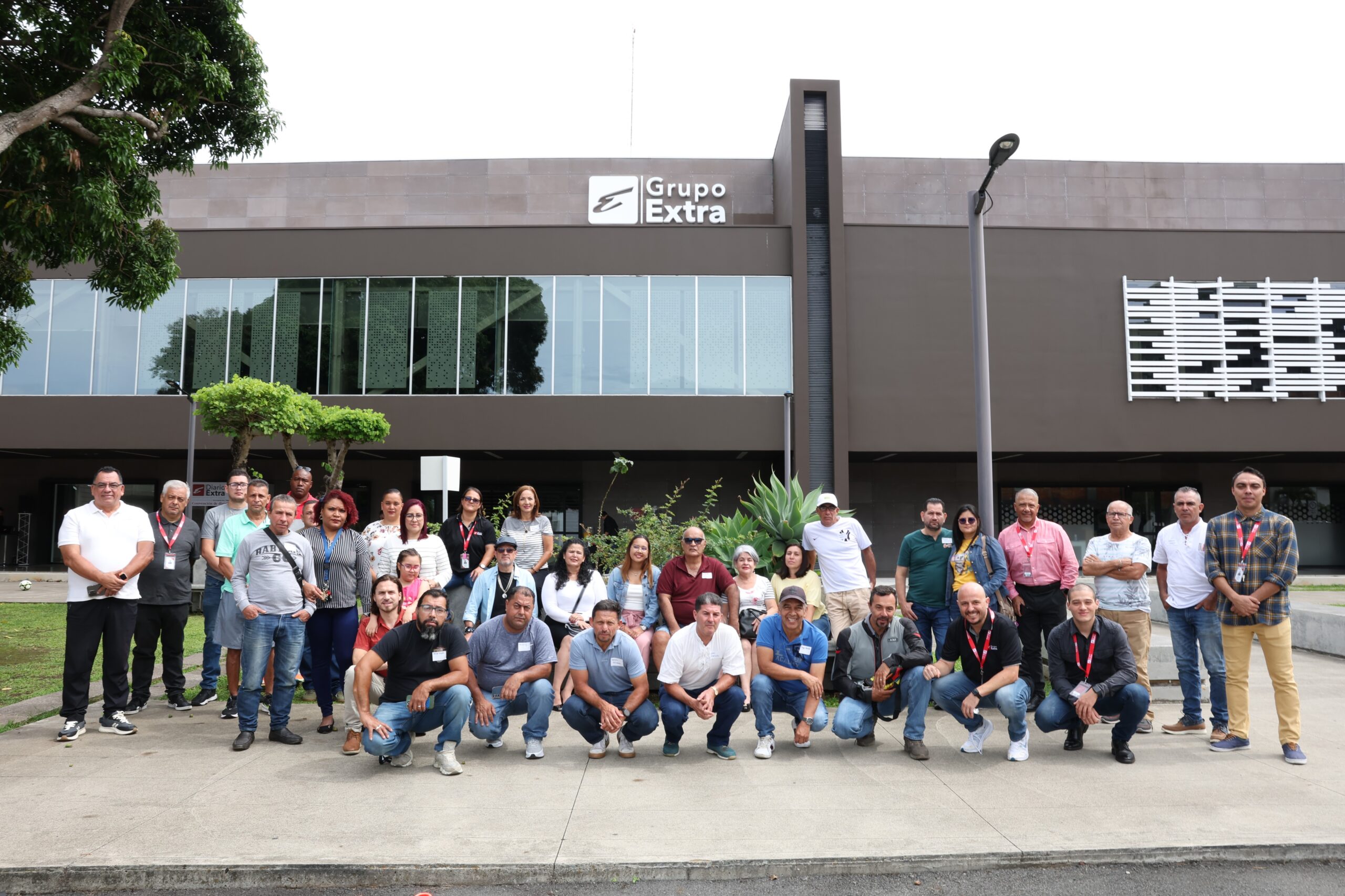 Distribuidores de Diario Extra visitaron instalaciones del Grupo