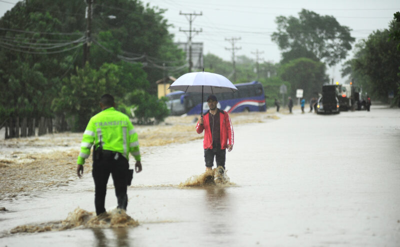La CNE decretó alerta amarilla por las fuertes lluvias.