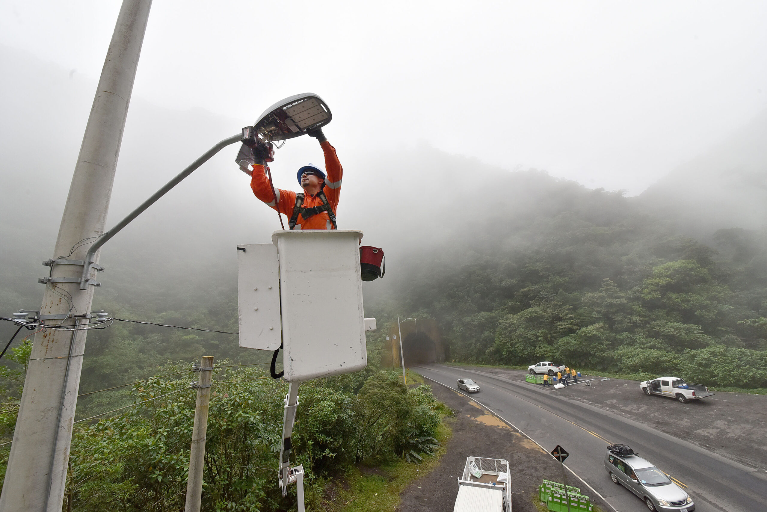 Instalan nuevos postes para iluminar la Ruta 32