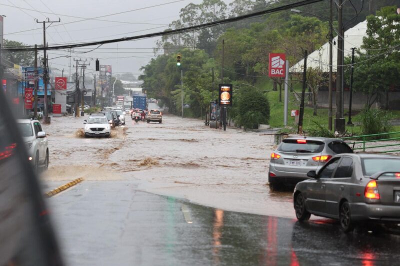 Río desbordado en Curridabat. Foto: Catalina Mairena.