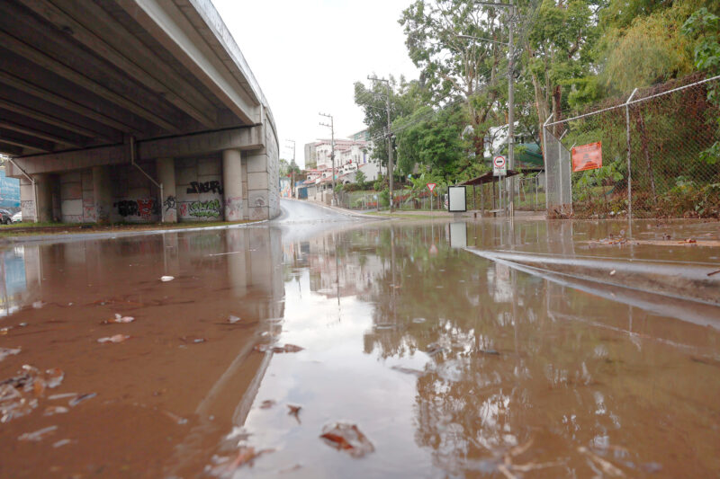Las inundaciones en Circunvalación generan pérdidas económicas.