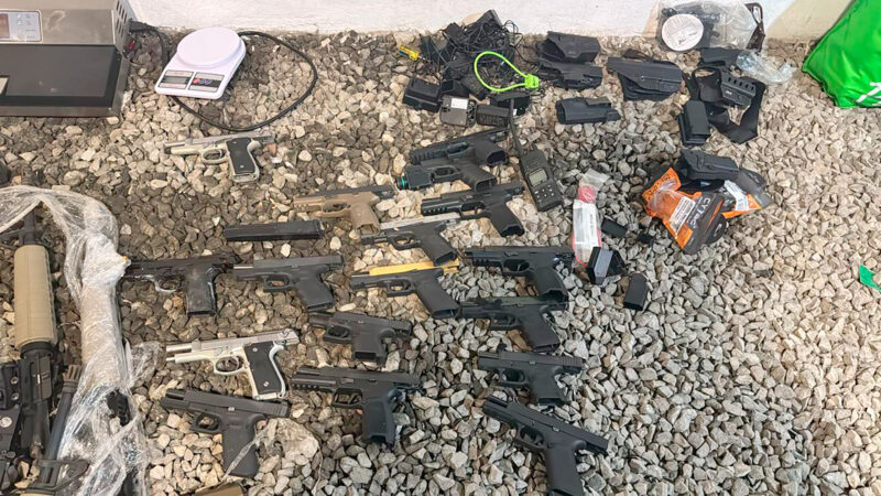 El OIJ logró incautar más de 57 armas de fuego en una vivienda.