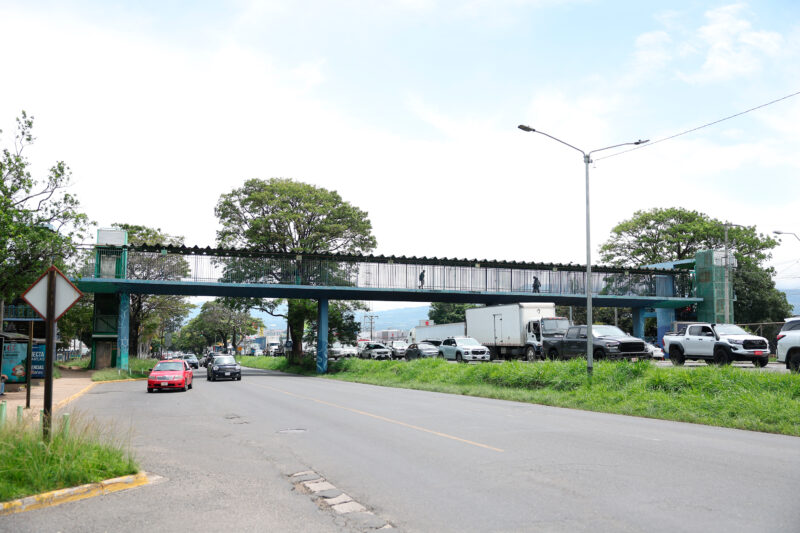 El puente se encuentra en estado de abandono.