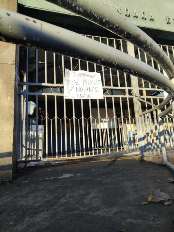 Protesta de padres en escuela en Desamparados.