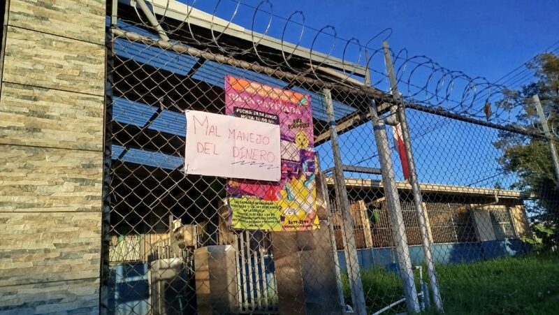 Protesta de padres en escuela en Desamparados. 
