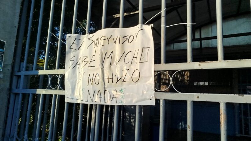Protesta de padres en escuela en Desamparados. 