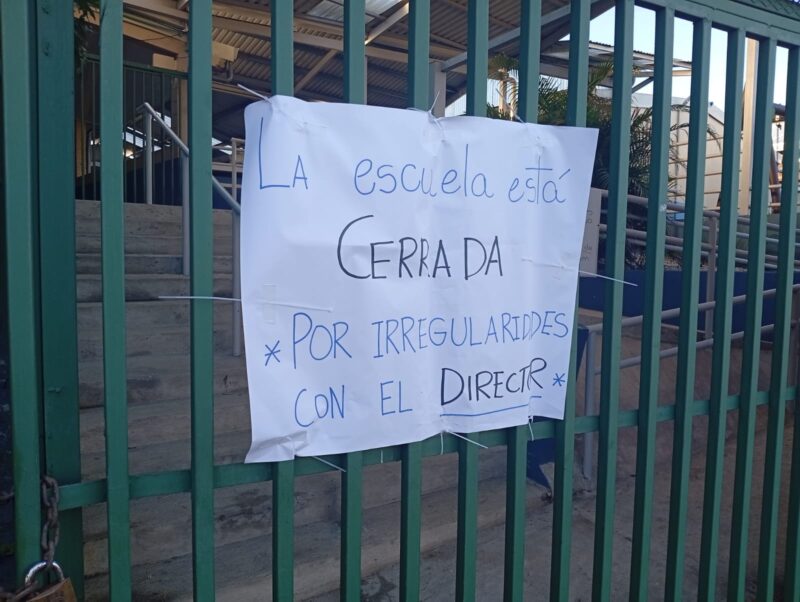 Protesta de padres en escuela en Desamparados. 