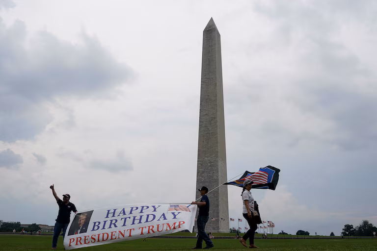 Este sábado Donald Trump cumple 79 años, y lo celebra con un imponente desfile militar. Foto: Reuters.