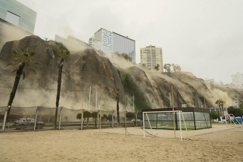 Se levantan columnas de polvo de un deslizamiento de tierra durante un terremoto en Lima el 15 de junio de 2025. Foto: AFP.