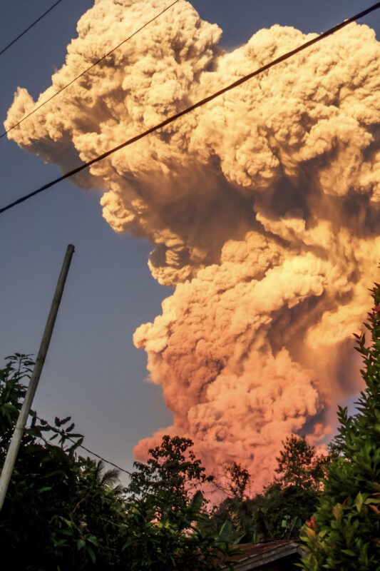 Volcán Lewotobi Laki-laki sacude Indonesia. Foto: AFP. 