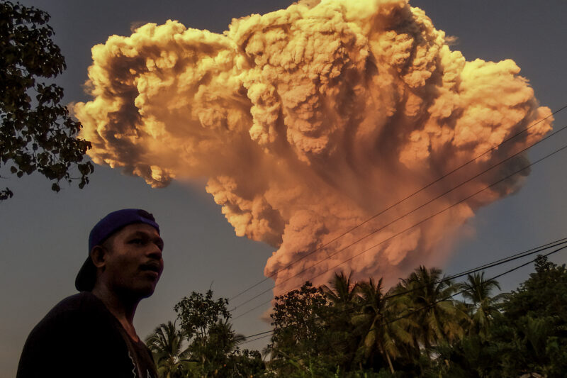 Volcán Lewotobi Laki-laki sacude Indonesia. Foto: AFP. 