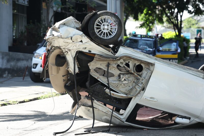 Vuelco de carro en San José. Foto: Raquel Vargas.