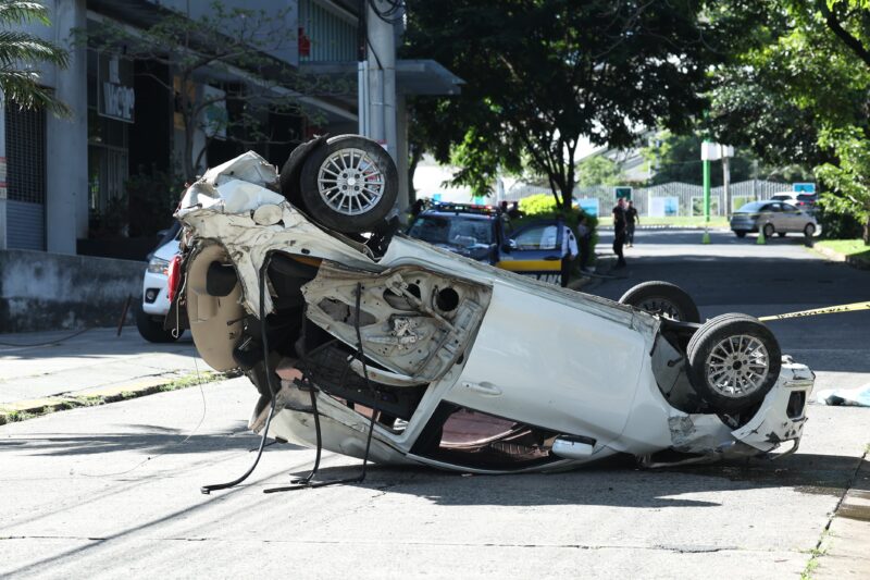Vuelco de carro en San José. Foto: Raquel Vargas.